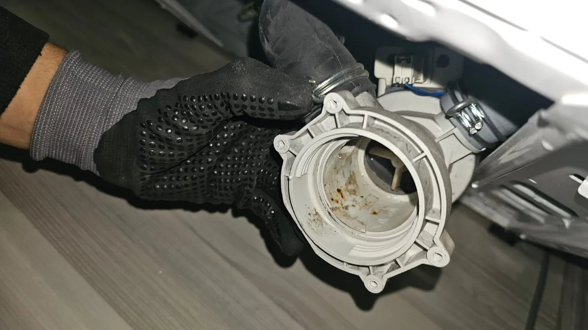 Çamaşır makinesi drenaj pompası ve iç kısım temizlik kontrolü servis görüntüsü