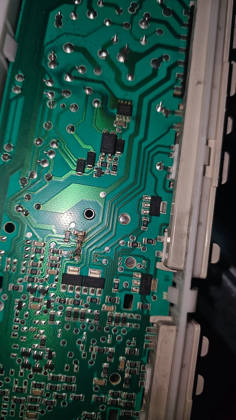 Elektronik kart üzerinde arıza tespiti ve onarım yapılan bölgenin detay görüntüsü