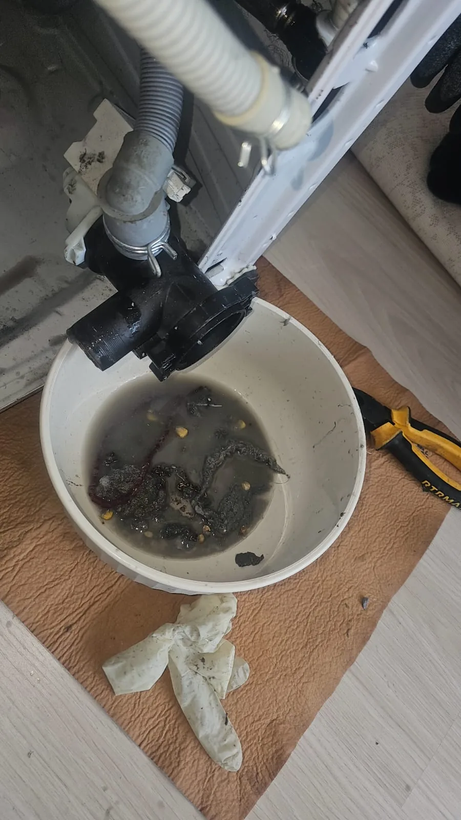 Pompa ve tahliye hattından çıkarılan yabancı cisimler ile kirli su temizliği servis görüntüsü