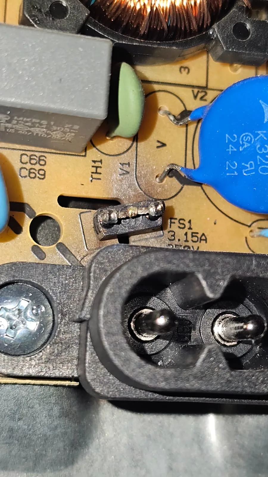 Elektronik kart giriş bölümünde yanmış sigorta ve devre elemanı yakın plan servis görüntüsü